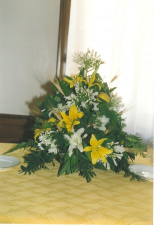 composizione piramidale per buffet in lilium e agapanthus